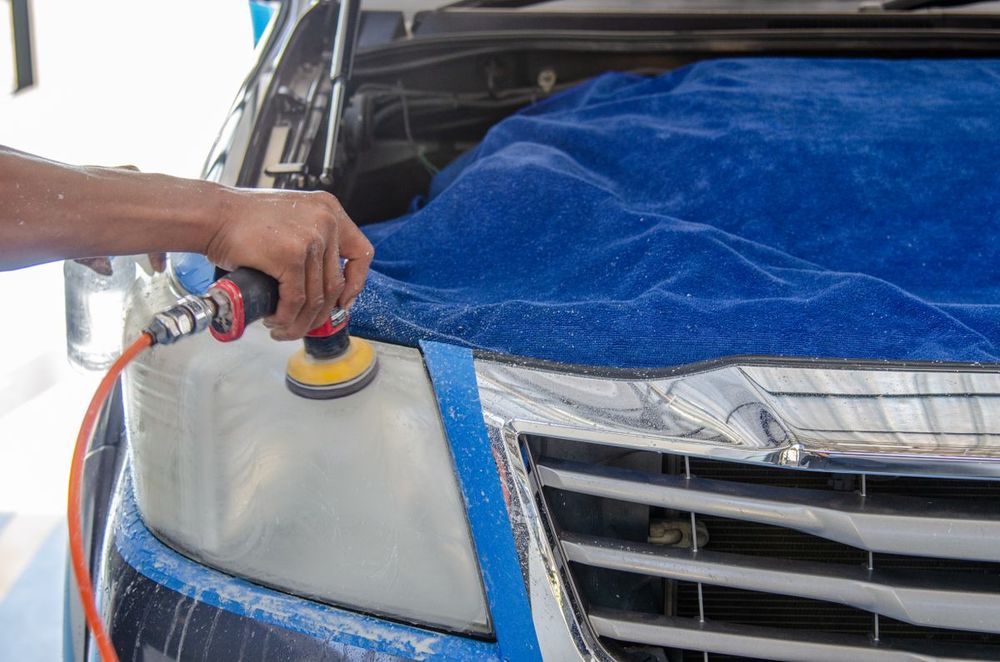 Restauração de farol automotivo com politriz